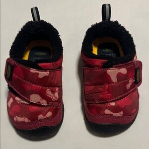 KEEN Kids Red Pink and Black Camo Slipper Shoes NEW Never Worn